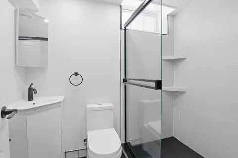 Bath - 1342 Hollywood, Grosse Pointe Woods, MI 48236 photo 6 of 6