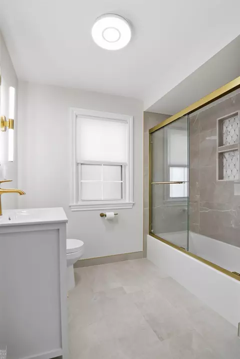 Bath - 1342 Hollywood, Grosse Pointe Woods, MI 48236 photo 4 of 6