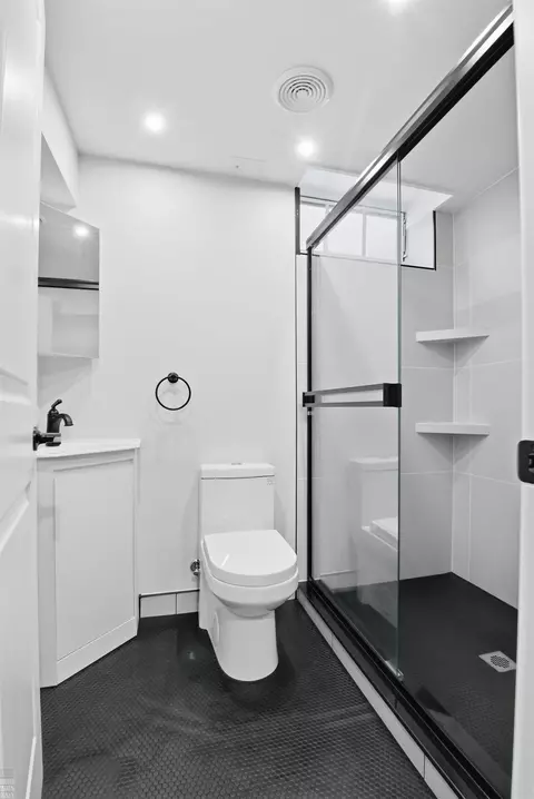 Bath - 1342 Hollywood, Grosse Pointe Woods, MI 48236 photo 5 of 6