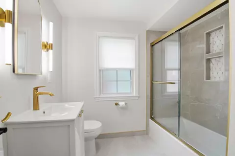 Bath - 1342 Hollywood, Grosse Pointe Woods, MI 48236 photo 3 of 6