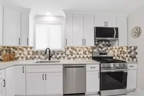 Kitchen - 1342 Hollywood, Grosse Pointe Woods, MI 48236 photo 2 of 4