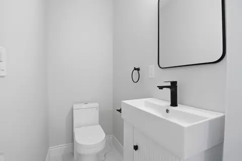 Bath - 1342 Hollywood, Grosse Pointe Woods, MI 48236 photo 2 of 6