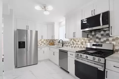 Kitchen - 1342 Hollywood, Grosse Pointe Woods, MI 48236 photo 1 of 4