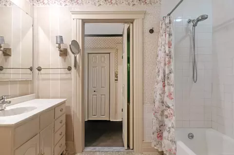 Bath - 194 Moross, Grosse Pointe Farms, MI 48236 photo 3 of 5
