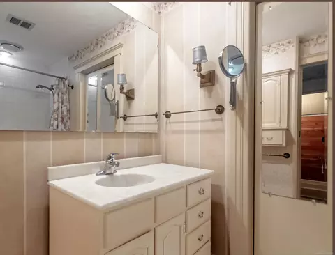 Bath - 194 Moross, Grosse Pointe Farms, MI 48236 photo 4 of 5
