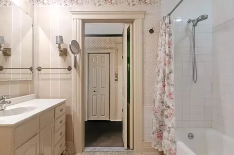Bath - 194 Moross, Grosse Pointe Farms, MI 48236 photo 3 of 5