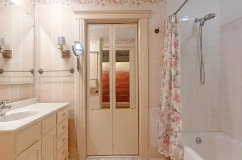 Bath - 194 Moross, Grosse Pointe Farms, MI 48236 photo 2 of 5