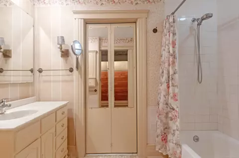 Bath - 194 Moross, Grosse Pointe Farms, MI 48236 photo 2 of 5