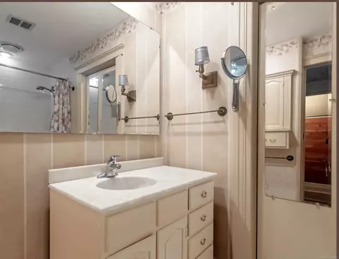 Bath - 194 Moross, Grosse Pointe Farms, MI 48236 photo 4 of 5