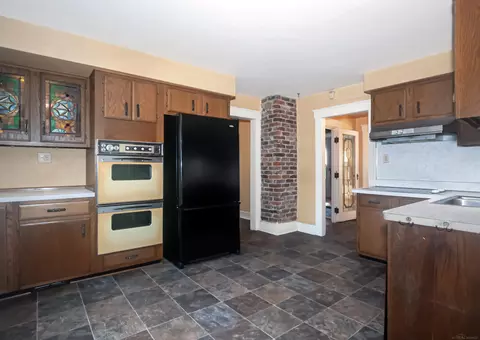 Kitchen - 194 Moross, Grosse Pointe Farms, MI 48236 photo 3 of 4