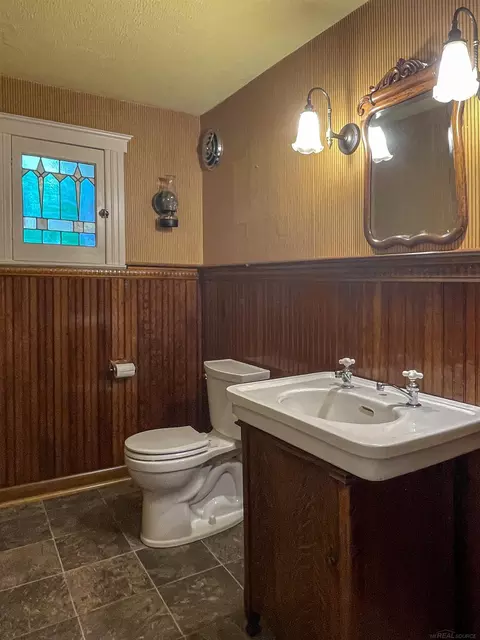 Bath - 194 Moross, Grosse Pointe Farms, MI 48236 photo 1 of 5