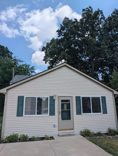 901 S Winding, Waterford, MI 48328