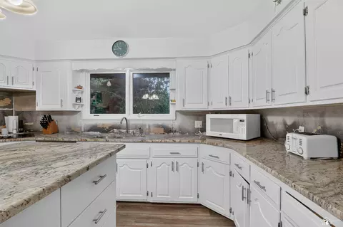 Kitchen - 7993 Mohawk Trl, Temperance, MI 48182 photo 3 of 3