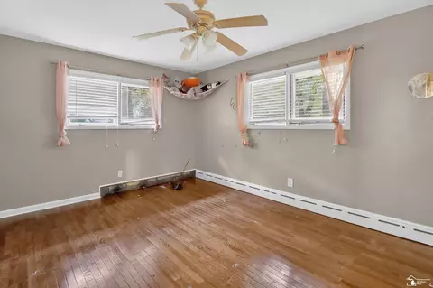Bedroom - 7993 Mohawk Trl, Temperance, MI 48182 photo 3 of 3