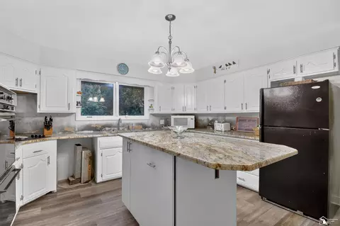 Kitchen - 7993 Mohawk Trl, Temperance, MI 48182 photo 2 of 3
