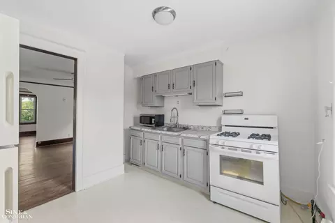 Kitchen - 1445 Lakepointe, Grosse Pointe Park, MI 48230 photo 5 of 6