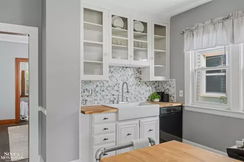 Kitchen - 1445 Lakepointe, Grosse Pointe Park, MI 48230 photo 3 of 6