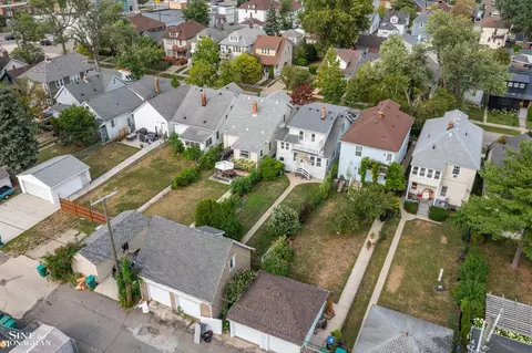 View/Area - 1445 Lakepointe, Grosse Pointe Park, MI 48230 photo 2 of 4
