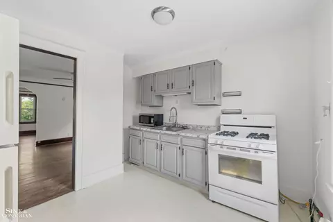 Kitchen - 1445 Lakepointe, Grosse Pointe Park, MI 48230 photo 5 of 6