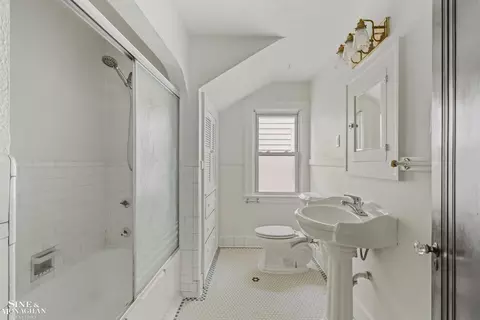 Bath - 1445 Lakepointe, Grosse Pointe Park, MI 48230 photo 2 of 3
