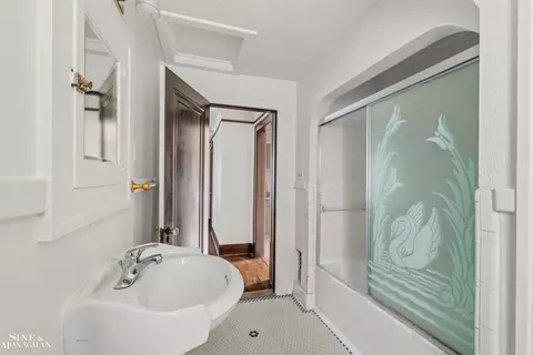 Bath - 1445 Lakepointe, Grosse Pointe Park, MI 48230 photo 3 of 3