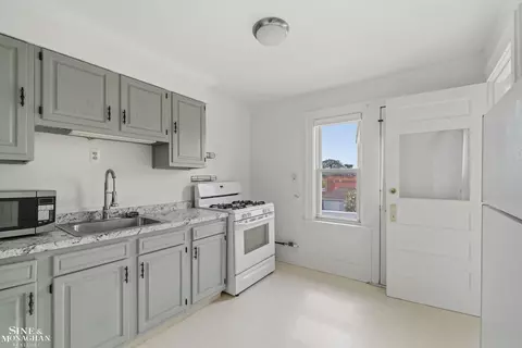 Kitchen - 1445 Lakepointe, Grosse Pointe Park, MI 48230 photo 6 of 6