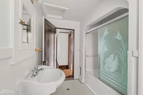 Bath - 1445 Lakepointe, Grosse Pointe Park, MI 48230 photo 3 of 3