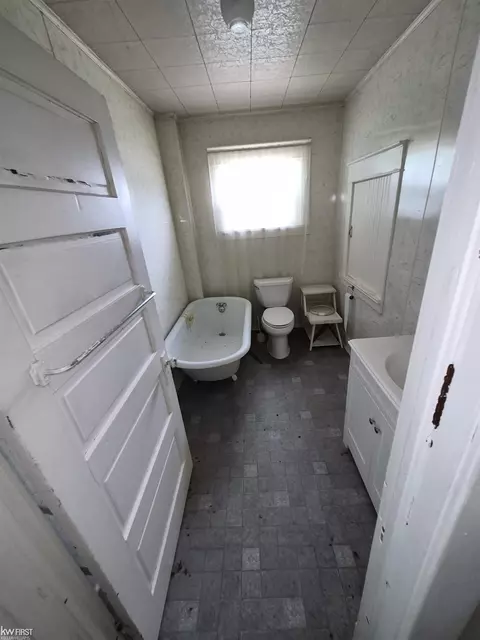 Bath - 662 Hall, Flint, MI 48503 photo 2 of 3