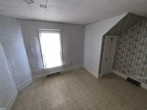Bedroom - 662 Hall, Flint, MI 48503 photo 3 of 6