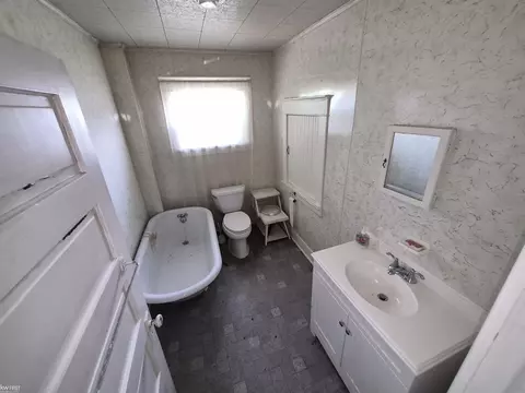 Bath - 662 Hall, Flint, MI 48503 photo 1 of 3