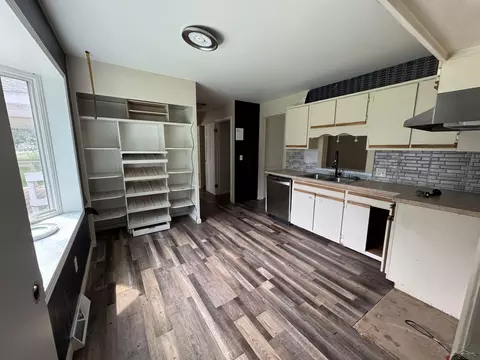 Kitchen - 5380 River Rdg, Flushing, MI 48433 photo 1 of 1