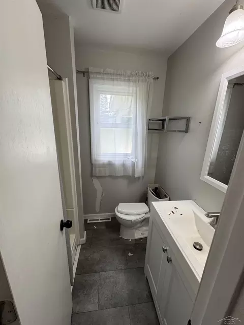 Bath - 5380 River Rdg, Flushing, MI 48433 photo 1 of 2