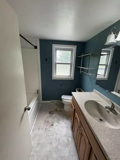 Bath - 5380 River Rdg, Flushing, MI 48433 photo 2 of 2