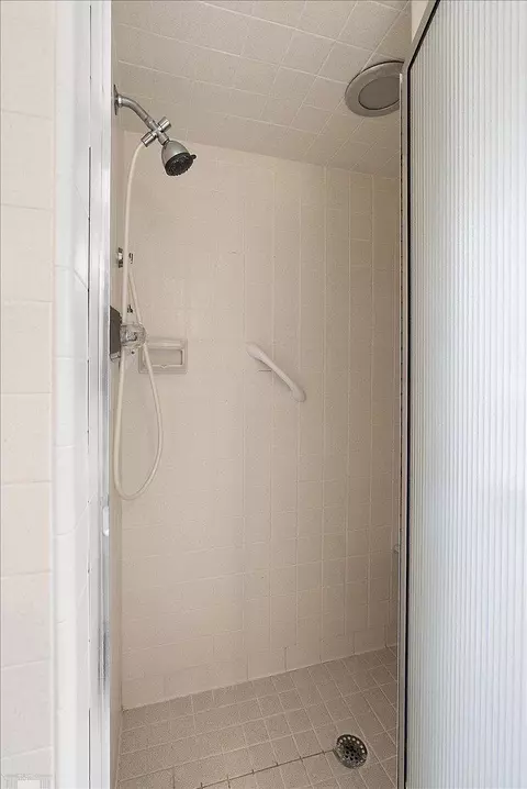 Bath - 40 Webber, Grosse Pointe Shores, MI 48236 photo 9 of 10