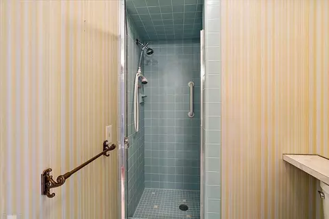 Bath - 40 Webber, Grosse Pointe Shores, MI 48236 photo 6 of 10