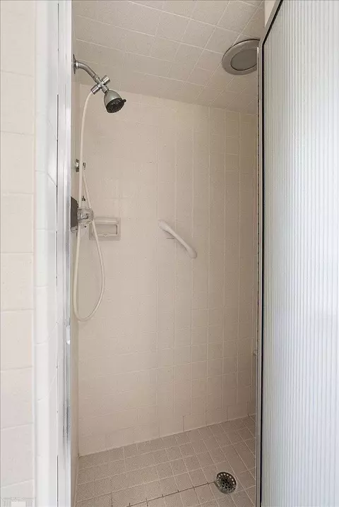 Bath - 40 Webber, Grosse Pointe Shores, MI 48236 photo 9 of 10
