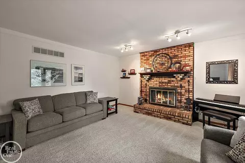 Living - 47085 James, Macomb, MI 48044 photo 3 of 5