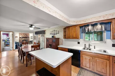 Kitchen - 47085 James, Macomb, MI 48044 photo 4 of 4