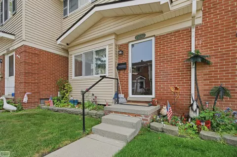 25842 Jeanette Ct, Roseville, MI 48066