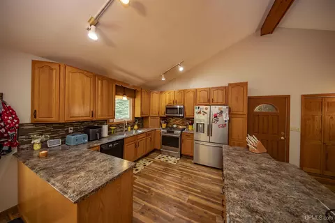 Kitchen - 1768 River Bnd, Eagle River, WI 54521 photo 3 of 4