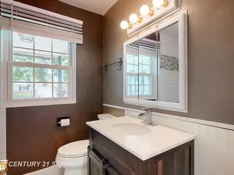 Bath - 418 Labian, Flushing, MI 48433 photo 1 of 3