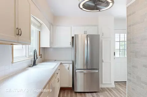 Kitchen - 418 Labian, Flushing, MI 48433 photo 3 of 3
