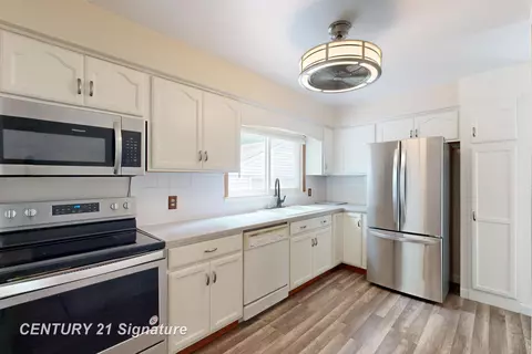 Kitchen - 418 Labian, Flushing, MI 48433 photo 2 of 3