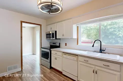 Kitchen - 418 Labian, Flushing, MI 48433 photo 1 of 3