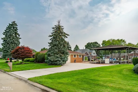 37936 Seaway Ct, Harrison Township, MI 48045