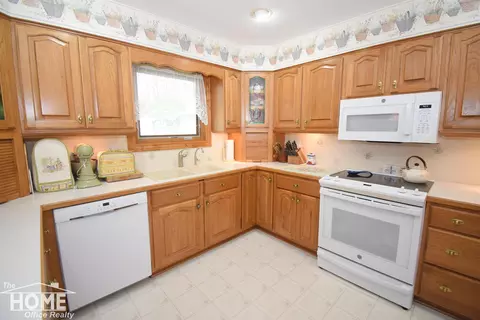 Kitchen - 1005 Krust, Owosso, MI 48867 photo 3 of 5
