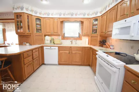 Kitchen - 1005 Krust, Owosso, MI 48867 photo 4 of 5