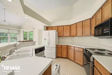 Kitchen - 4127 Split Rail, Fenton, MI 48430 photo 2 of 2
