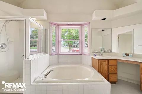 Bath - 4127 Split Rail, Fenton, MI 48430 photo 4 of 4