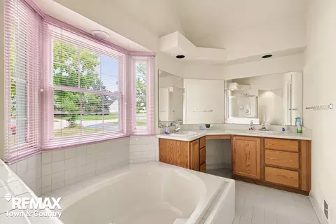 Bath - 4127 Split Rail, Fenton, MI 48430 photo 2 of 4